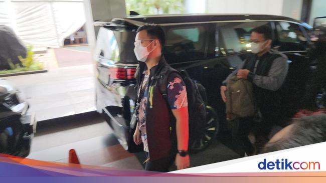 Penyidik KPK Bawa Sejumlah Tas Usai Geledah Gedung Kemnaker