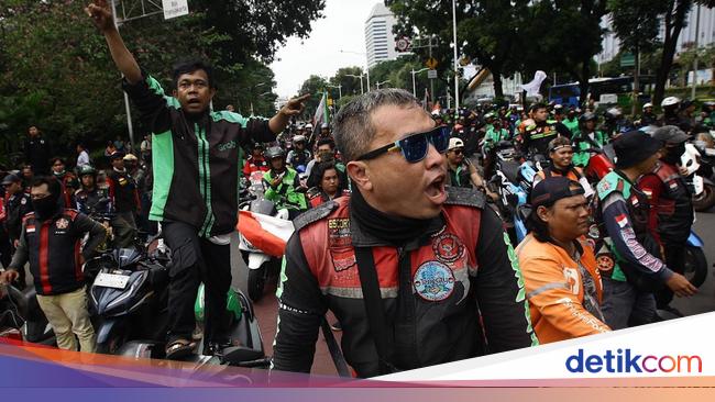 Ratusan Ojol Unjuk Rasa di Patung Kuda Jakarta