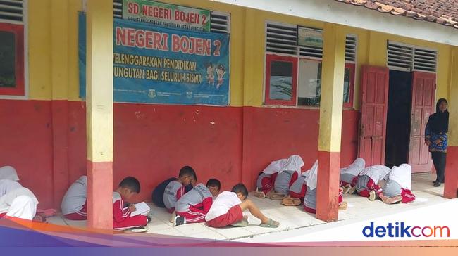 Selain di Teras, Siswa SD di Pandeglang Juga Belajar di Bawah Pohon Sekolah