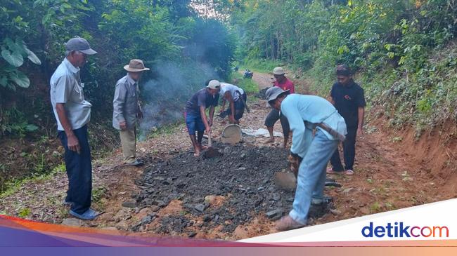 Jalan Rusak Selama 20 Tahun, Warga di Cigeulis Pandeglang Urunan Perbaiki