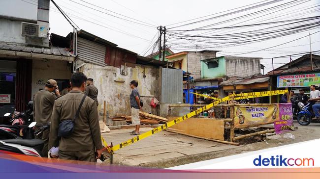 Satpol PP Bogor Bongkar 17 Bangunan Liar di Sekitar Pasar Ciluar