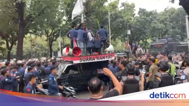 Kronologi Demo Ricuh di Balkot DKI Versi Polisi, Mobil Pejabat Sempat Diadang