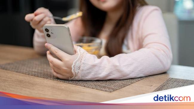 Makan Sambil Main HP Dapat Memicu Gangguan Makan
