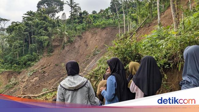 6 Warga Trenggalek Diduga Tertimbun Longsor Sedalam 10 Meter