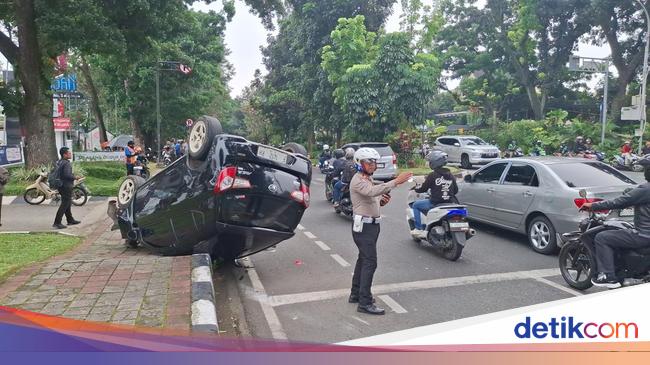 Taksi Online Kecelakaan hingga Terbalik di Bogor, Penumpang Pelajar Terluka