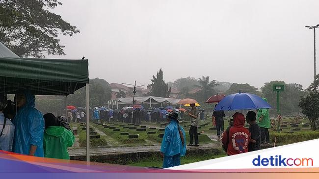 Jenazah Suami Najwa Shihab Dimakamkan di TPU Jeruk Purut