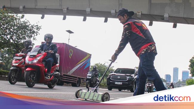 Aksi Relawan Bersihkan Ranjau Paku di Jalan