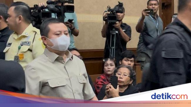 Eks Kader PDIP Diantar Penyidik KPK ke Ruang Sidang, Kubu Hasto Protes