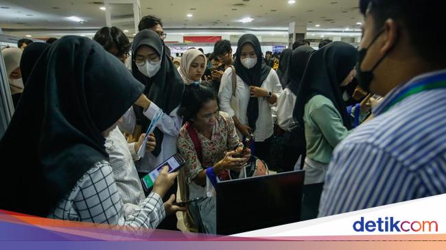 Viral Lautan Manusia Berebut Cari Kerja di Job Fair Bekasi