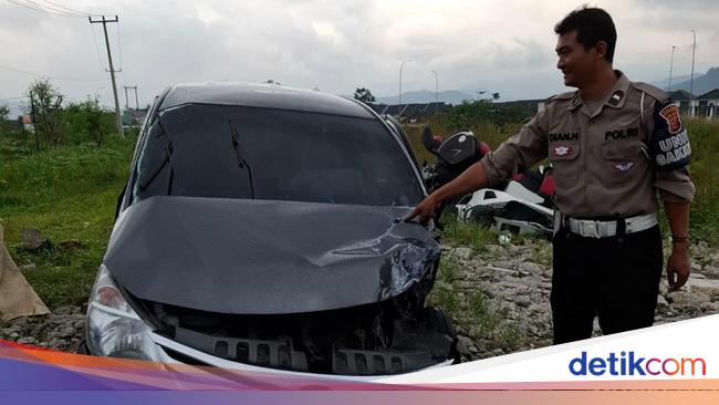 Minibus Terguling di Tol Cisumdawu Km 172, 7 Orang Terluka