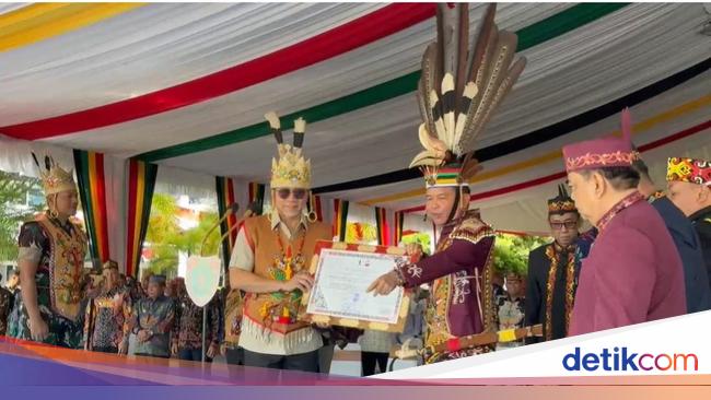 Menko Pangan Zulhas Dapat Gelar Kehormatan Adat Dayak