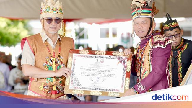 Menko Zulhas Dapat Gelar Kehormatan dari Damang Kepala Adat Se-Kalteng