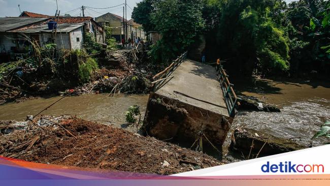 Penampakan Jembatan Kampung di Tambun-Cibitung Putus Diterjang Arus Kali