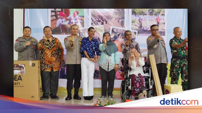 Wujud Cinta Kasih, Polisi Beri Kado Alat Musik ke SLB di Bekasi