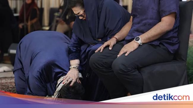 Jelang Pergi Haji, Ivan Gunawan Cium Kaki Ibunda