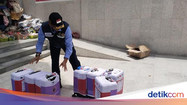 Ketika Petugas Haji Bekerja Bak Kurir Paket Demi Koper Sampai ke Jemaah