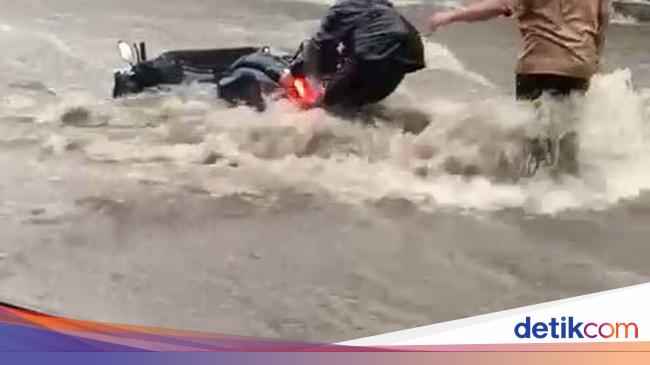 Banjir di Lembang, Motor Warga Hanyut Terseret Arus