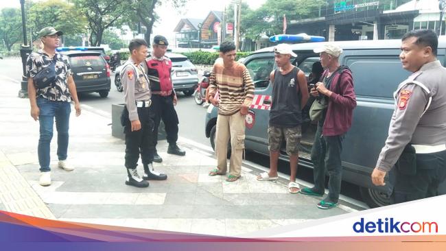Paksa Minta Duit ke Pengendara, 3 'Pak Ogah' Meresahkan di Margonda Diciduk