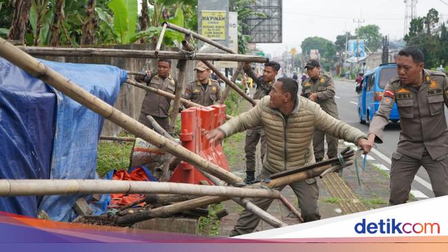 Satpol PP Bogor Bongkar 27 Lapak PKL Liar di Puncak Bogor
