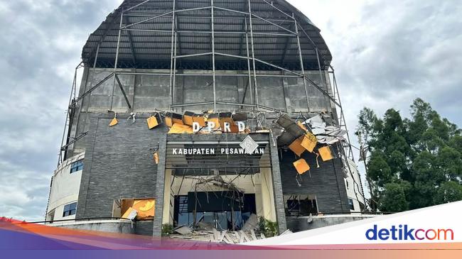 Atap-Ornamen Gedung DPRD Pesawaran Lampung Ambruk, 1 Satpol PP Luka