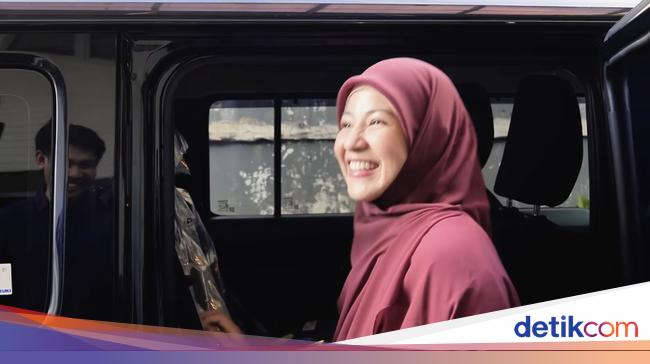 Momen Desta dan Anak-anak Beri Kejutan Mobil Baru Buat Natasha Rizki