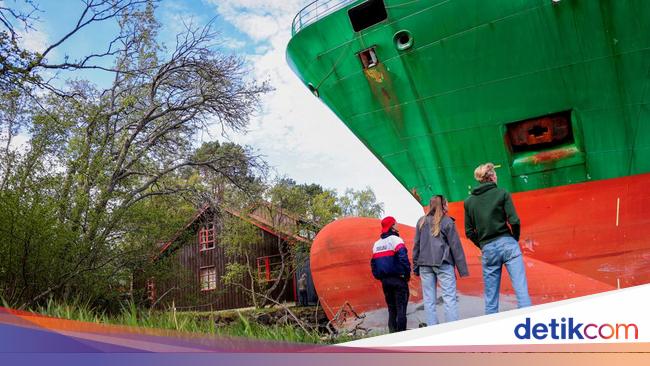 Penampakan Kapal Kargo Tabrak Taman Norwegia, Nyaris Kena Rumah