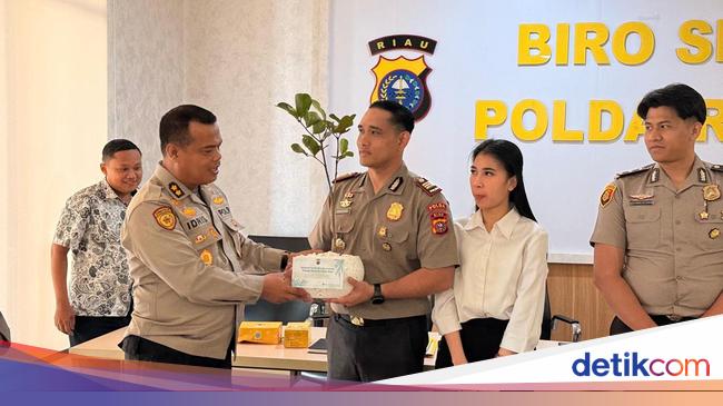 Kado Pernikahan Istimewa Polda Riau: Pohon 'Cinta' untuk Pasangan Bhayangkara