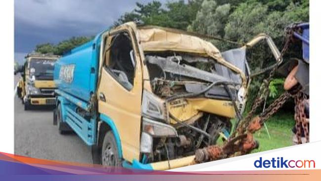 Truk Tangki Tabrak Kendaraan Lain di Tol Jagorawi, Sopir Luka Berat