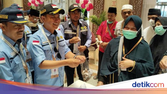 Dirjen Haji Cek Hotel-Bagikan Kartu Nusuk, Jemaah Senang