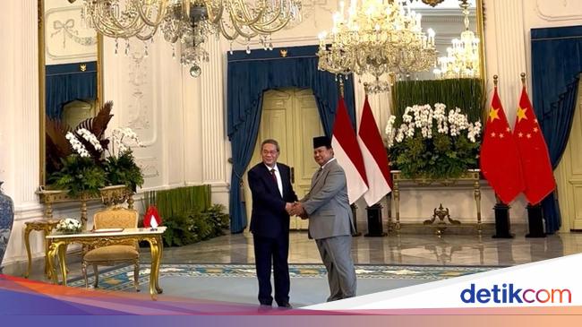 Prabowo Sambut Kedatangan PM China Li Qiang di Istana Merdeka