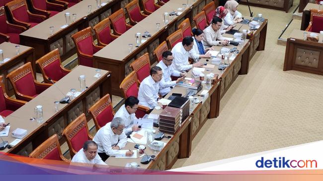 Menbud Fadli Zon Tegaskan yang Ditulis Ulang Bukan Sejarah Resmi