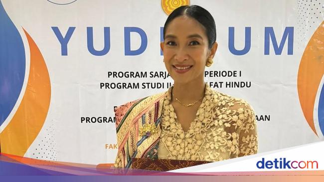 Happy Salma Lulus S1 Filsafat Hindu Umur 45 Tahun, Semangat Lanjut Kuliah Lagi