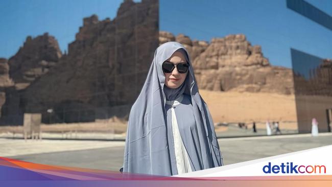 Keseruan Kimberly Ryder Saat Nikmati Burger hingga Tomahawk Steak