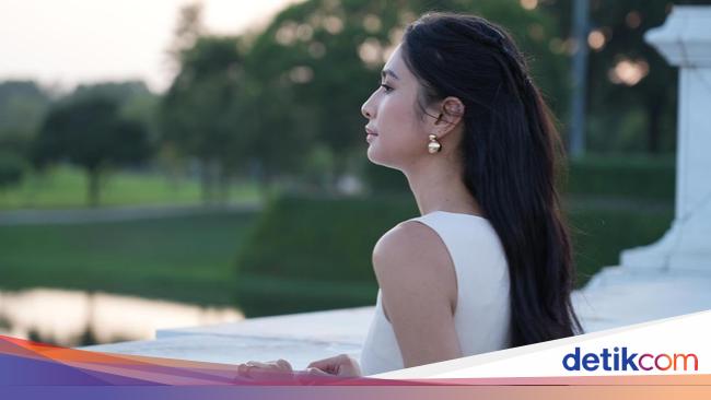 Gaya Liburan Mikha Tambayong