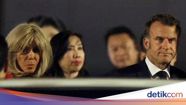 Pembelaan Macron Soal Ditoyor Istri di Pesawat: Kami Sering Bercanda
