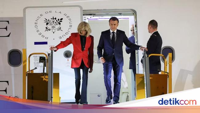 Rusia Olok-olok Video Macron Ditoyor Istrinya di Pesawat