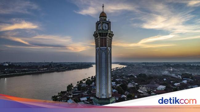 Menikmati Senja di Tepi Sungai Batanghari Jambi Berlatar Menara Gentala Arasy