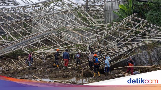 Pencarian Korban Longsor Lembang Masih Terkendala Cuaca