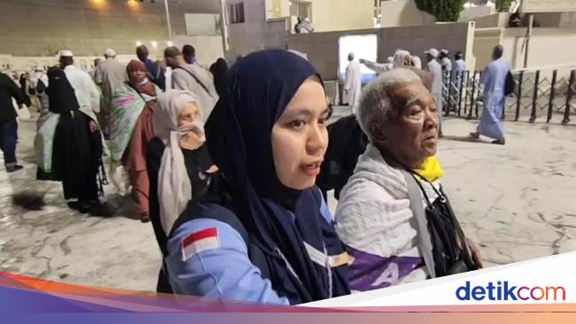 Serba Bisa Petugas Haji di Masjidil Haram, Jadi Pemandu Arah-Bimbing Ibadah