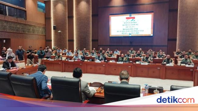 Komisi I DPR Rapat Tertutup dengan Panglima TNI dan 3 Kepala Staf