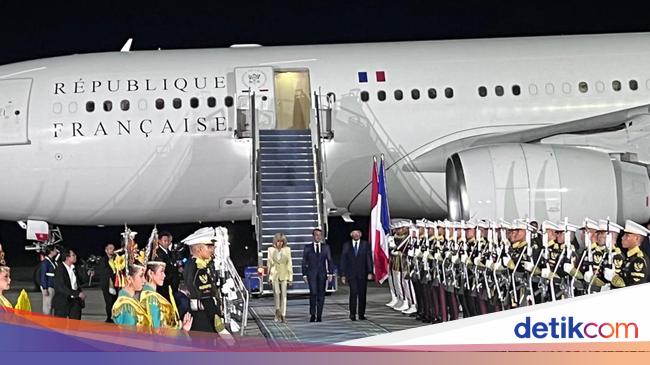 Presiden Prancis Macron Tiba di Indonesia, Disambut Menhan hingga Menlu