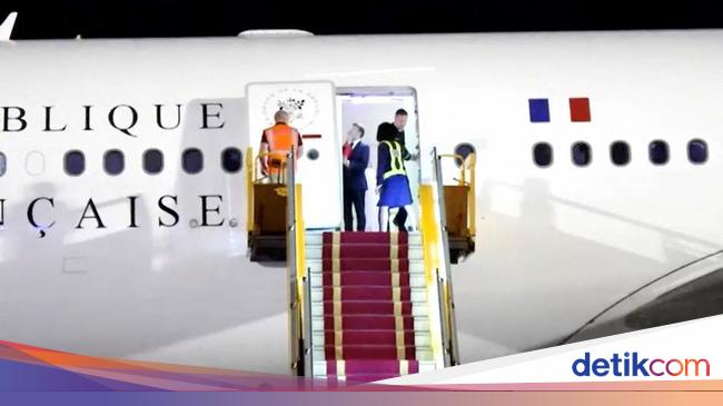 Macron Tepis Isu Rumah Tangga Usai Video Didorong Istri Beredar