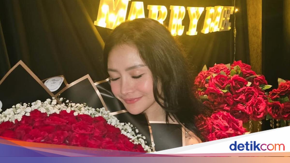 8 Foto Mawar AFI Dilamar Kekasih saat Dinner Romantis, Curi Atensi