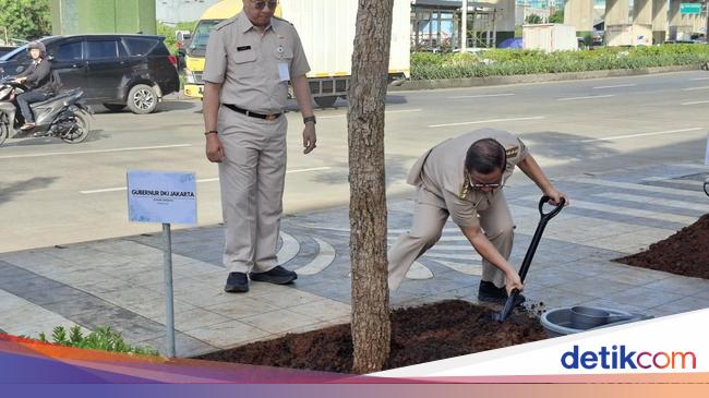 Momen Pramono Nyangkul Tanam Pohon di Cakung Jaktim demi Tekan Polusi