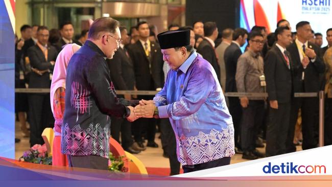 Momen Prabowo Hadiri Gala Dinner KTT ke-46 ASEAN, Pakai Batik Nuansa Biru