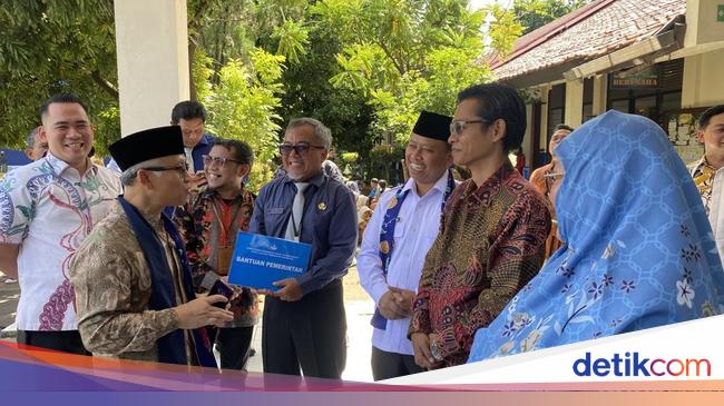 Wamendikdasmen Cek Sekolah Inklusif SMPN 8 Depok, Siapkan Guru Pendamping