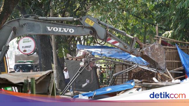 242 Bangunan Liar di Jl Raya Bogor Dibongkar: PKL hingga Posko Ormas