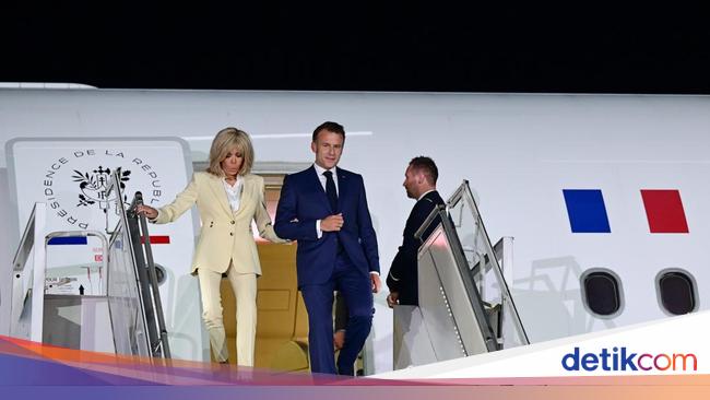 Momen Presiden Macron dan Istri Gandengan Turun dari Pesawat Saat Tiba di RI