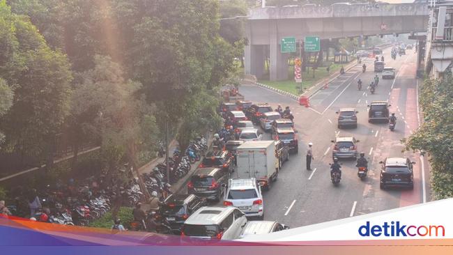 Polisi Ungkap Penyebab Jalan Gatot Subroto-Sudirman Jaksel Macet Parah