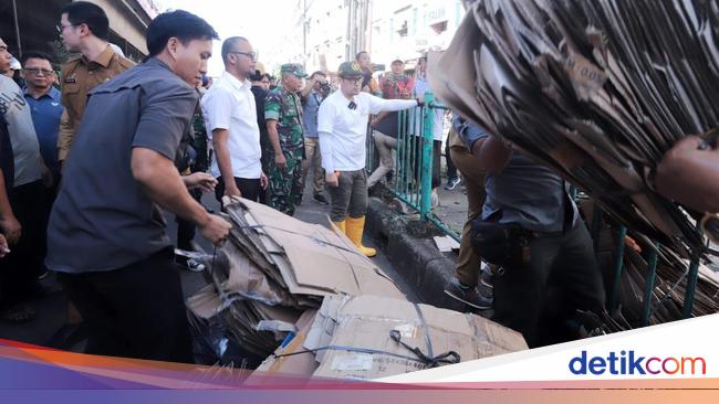 Wawalkot Tangsel Bersihkan Sampah-Bongkar Lapak PKL di Ciputat